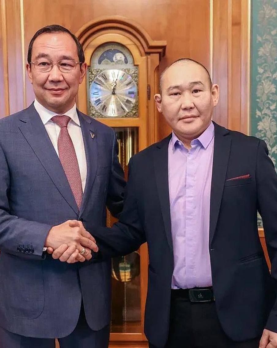 Глава Якутии подарил новый нож военному, одолевшему бойца ВСУ в рукопашной