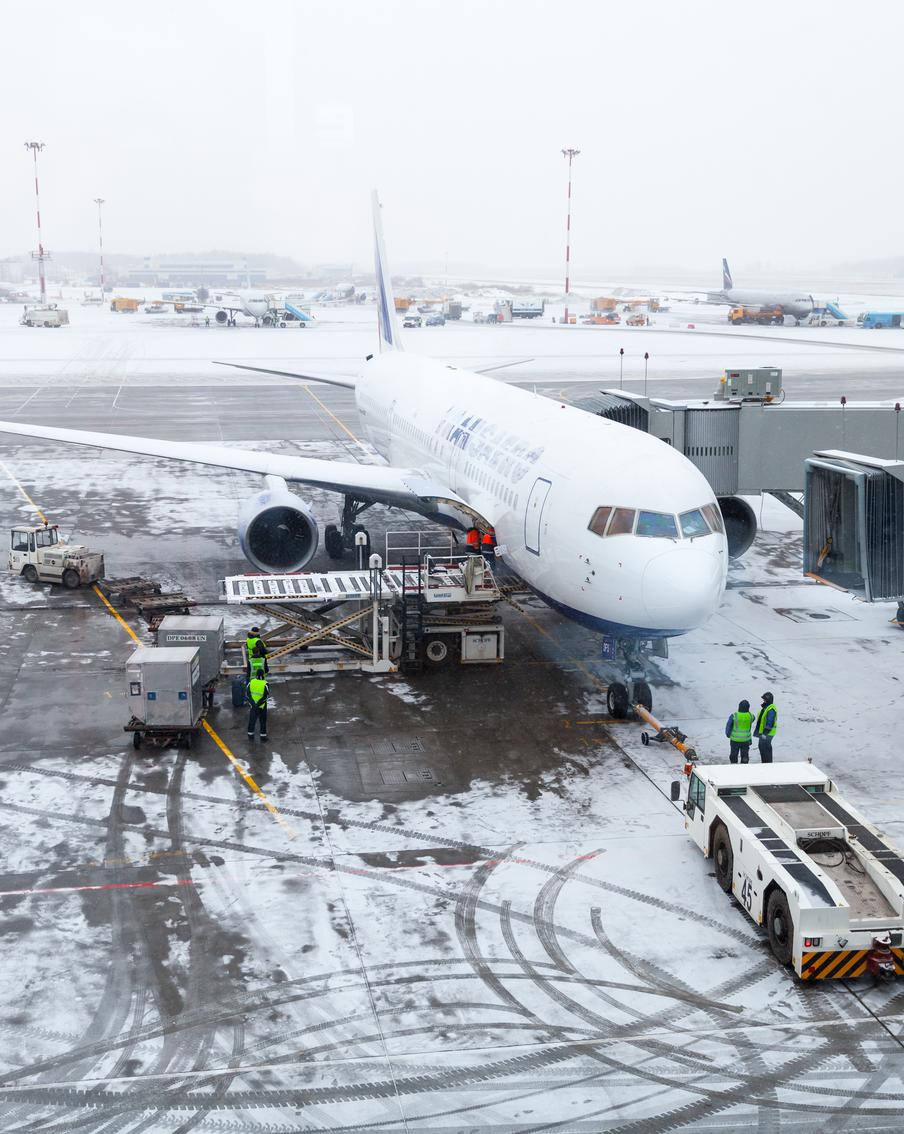 Аэропорт Пулково ограничил приём и отравку рейсов из-за накрывшей Санкт-Петербург непогоды