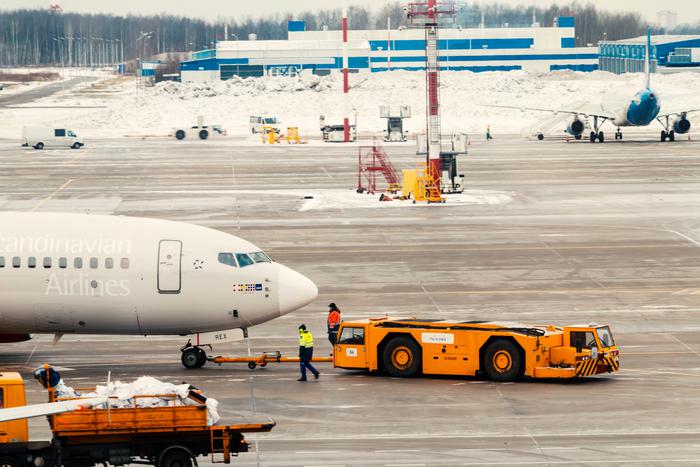В петербургском аэропорту Пулково продлили запрет на отправку и приём авиарейсов из-за непогоды