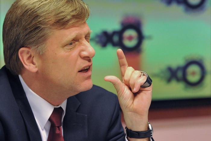 Экс-посол Макфол назвал позором решение компаний США уплачивать налоги в РФ