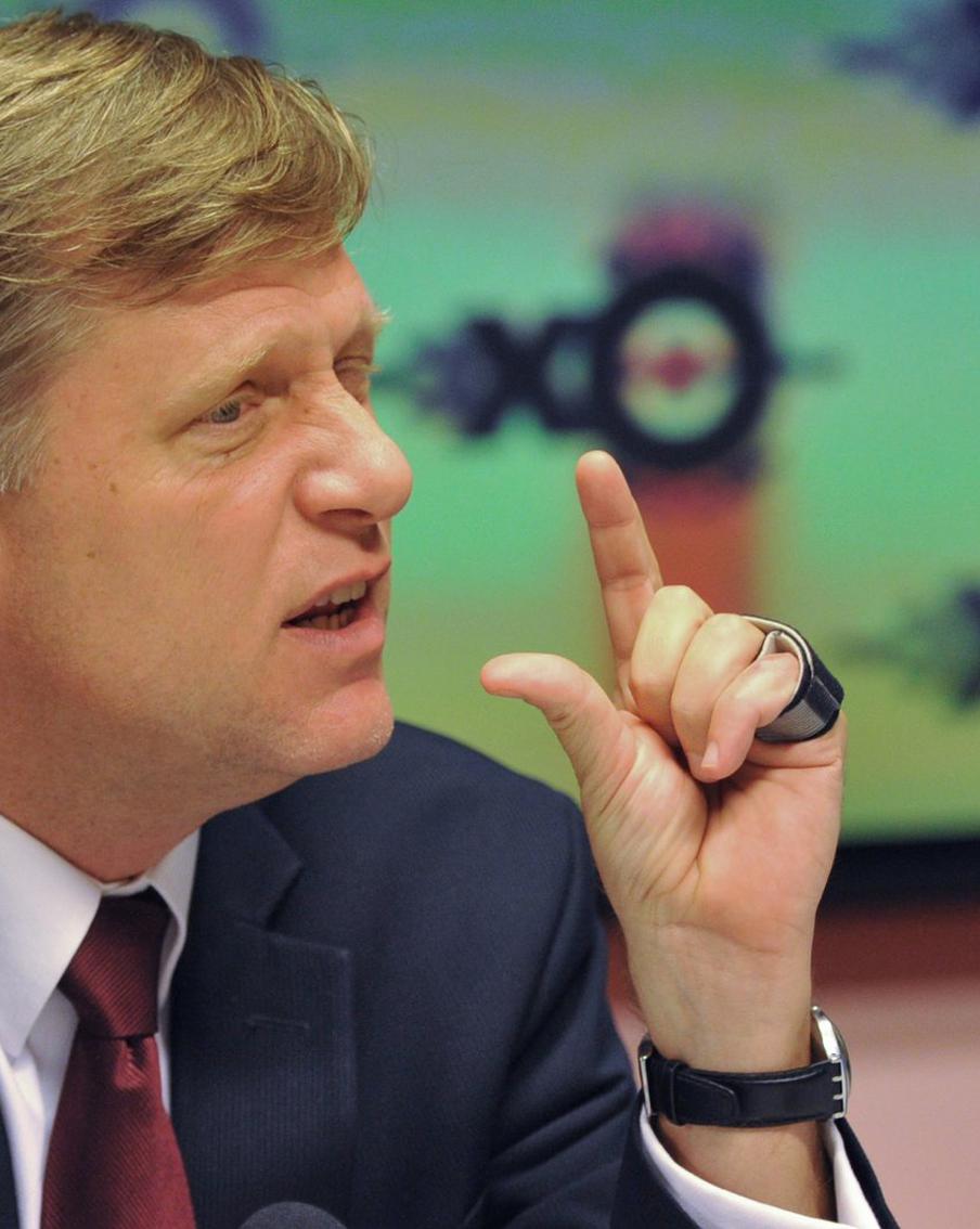 Экс-посол Макфол назвал позором решение компаний США уплачивать налоги в РФ