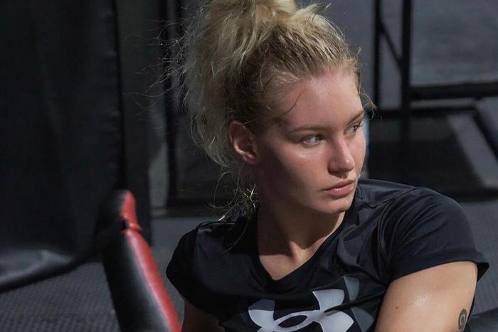 Россиянка Дудакова ударила тренера после поражения на турнире UFC