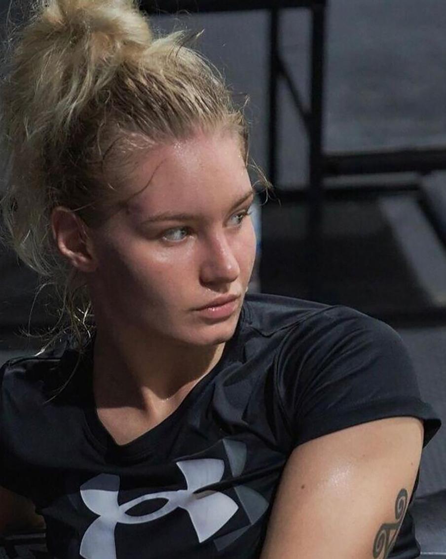 Россиянка Дудакова ударила тренера после поражения на турнире UFC