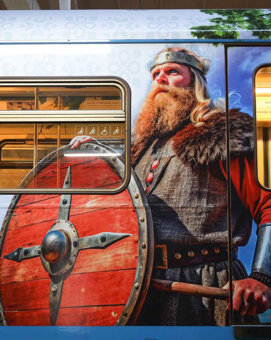 Тематический поезд, посвященный родине Деда Мороза, запустили в метро