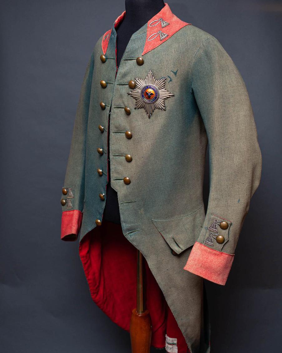 Офицерский мундир лейб-гвардии Преображенского полка (кафтан и камзол). Принадлежал императору Павлу I. Россия, 1797–1798 год. Государственный музей-заповедник "Гатчина"