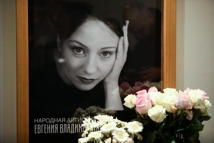 "Женя хотела жить, боролась до конца": коллеги простились с актрисой Евгенией Добровольской
