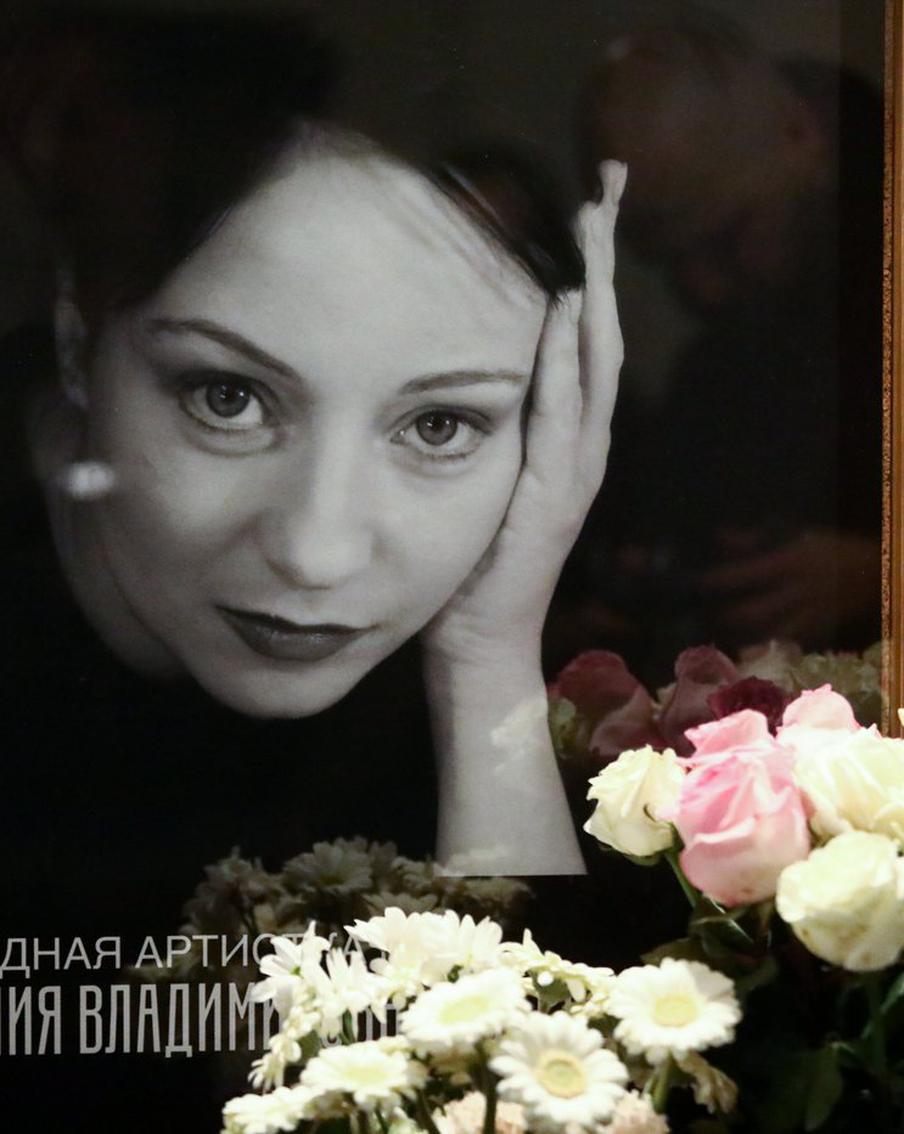 "Женя хотела жить, боролась до конца": коллеги простились с актрисой Евгенией Добровольской