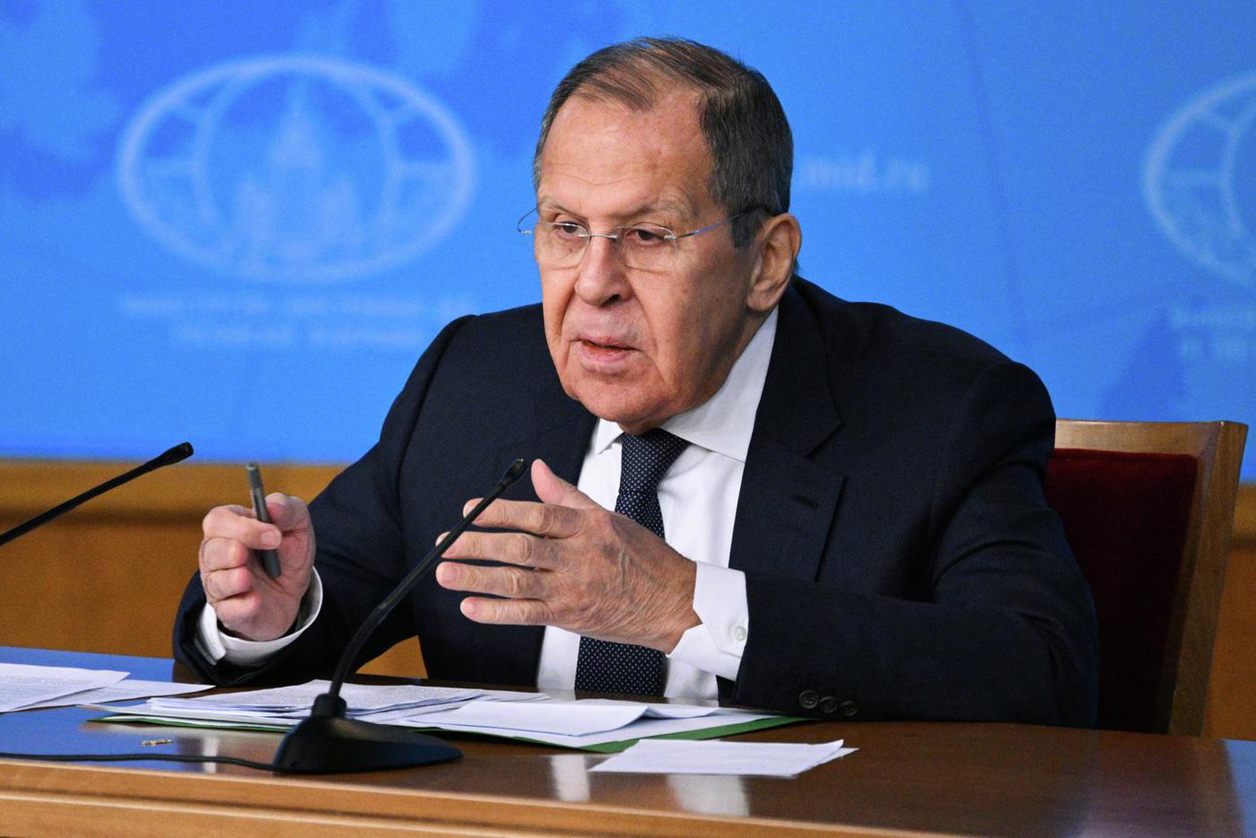 Лавров на пресс-конференции стукнул ручкой по микрофону, говоря о НАТО