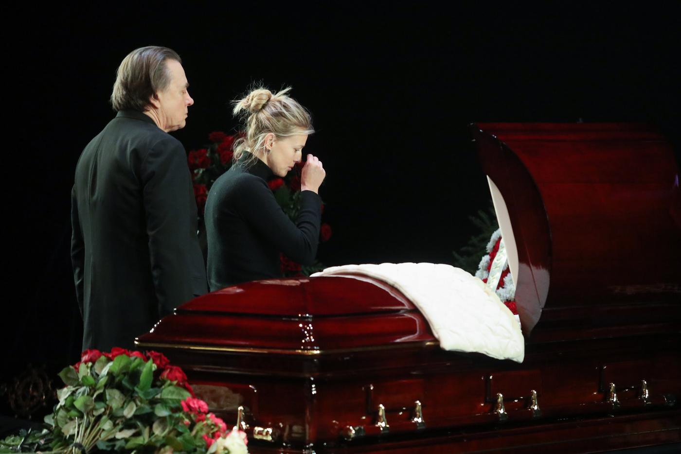 Константин и Софья Эрнст на прощании с Евгенией Добровольской.