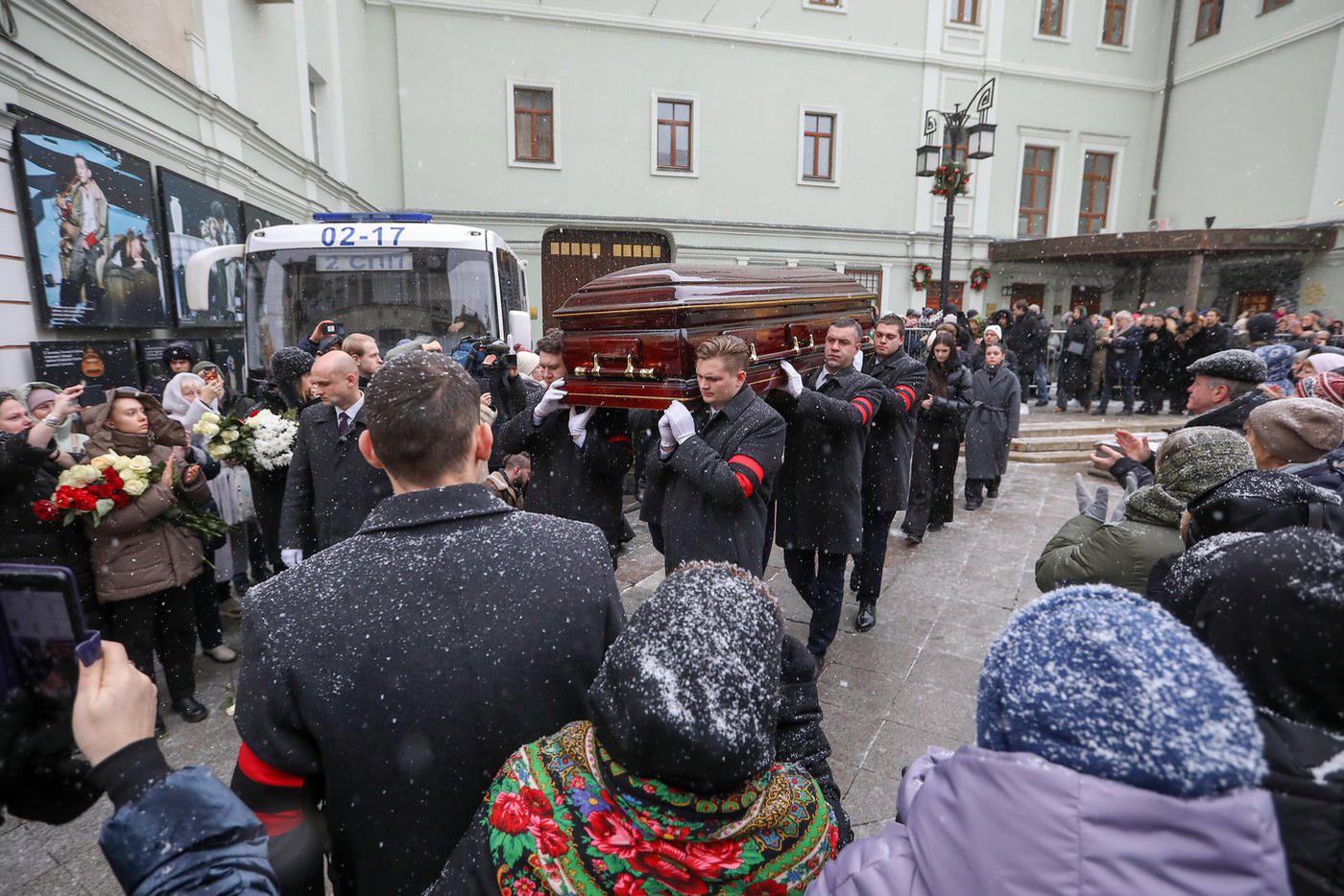 Гроб с Евгенией Добровольской выносили под аплодисменты многочисленных зрителей.