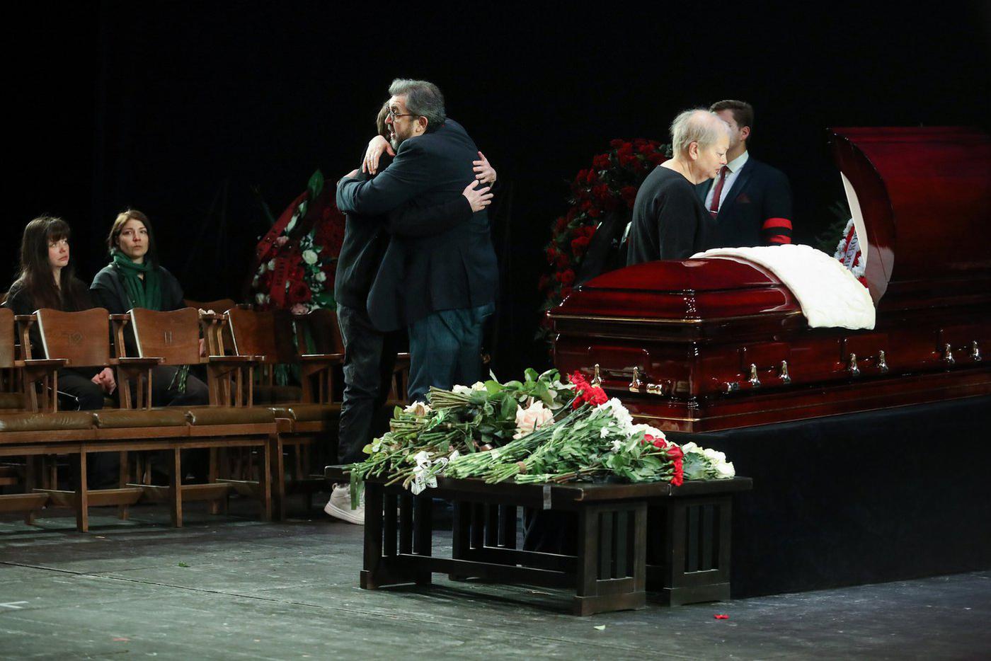 Игорь Золотовицкий поддерживает сына Евгении Добровольской Николая Ефремова во время гражданской панихиды.