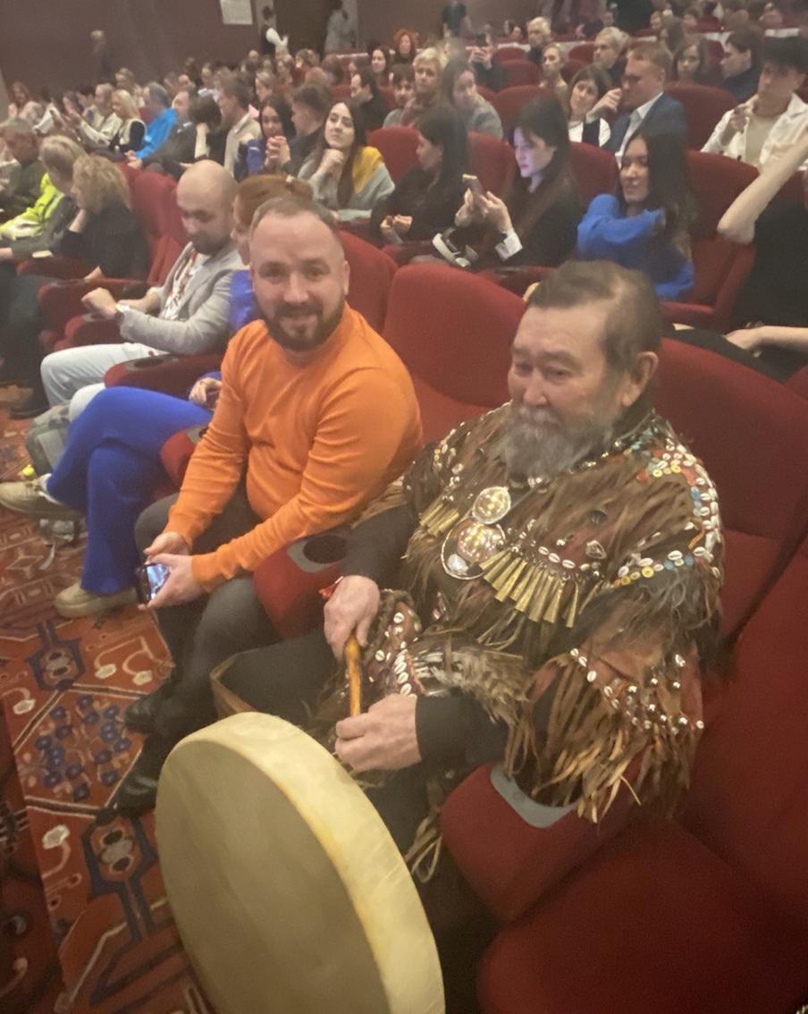 Шаман смотрит фильм о шамане, прообразом которого является он сам.