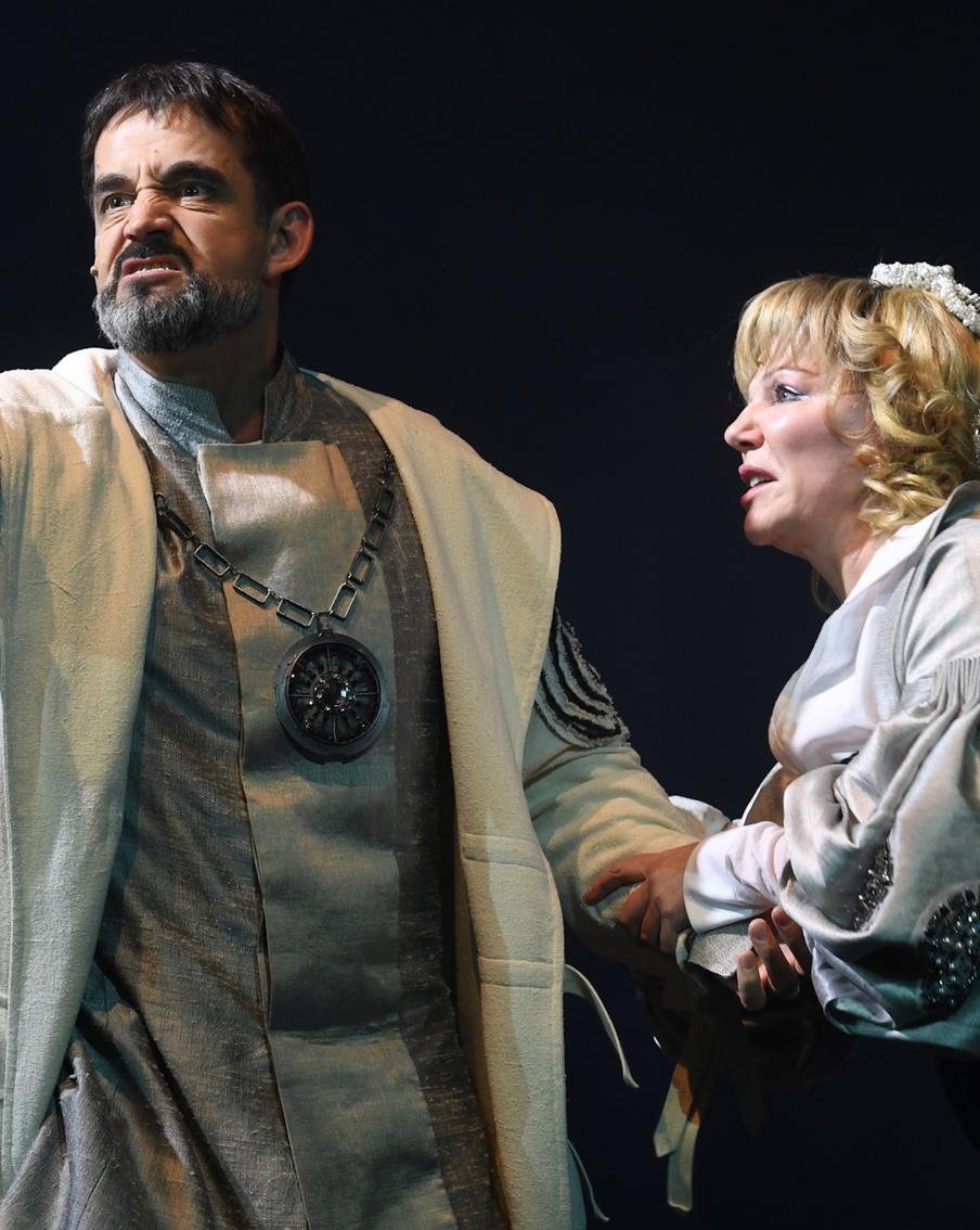 Как руководство "Ленкома Марка Захарова" отказалось от услуг Певцова и Захаровой