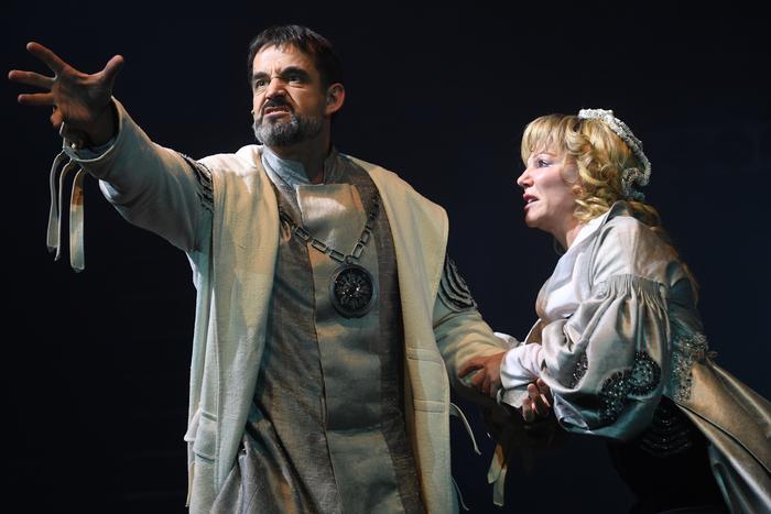 Как руководство "Ленкома Марка Захарова" отказалось от услуг Певцова и Захаровой