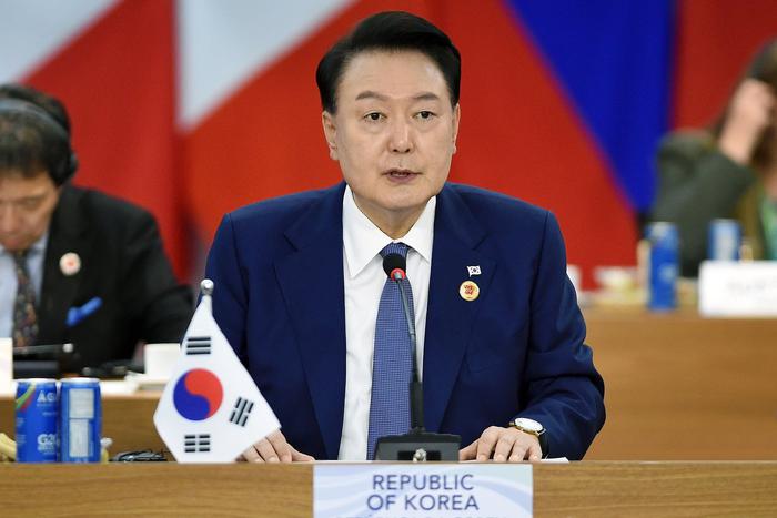 Задержанный президент Южной Кореи отказался давать показания, пишут СМИ