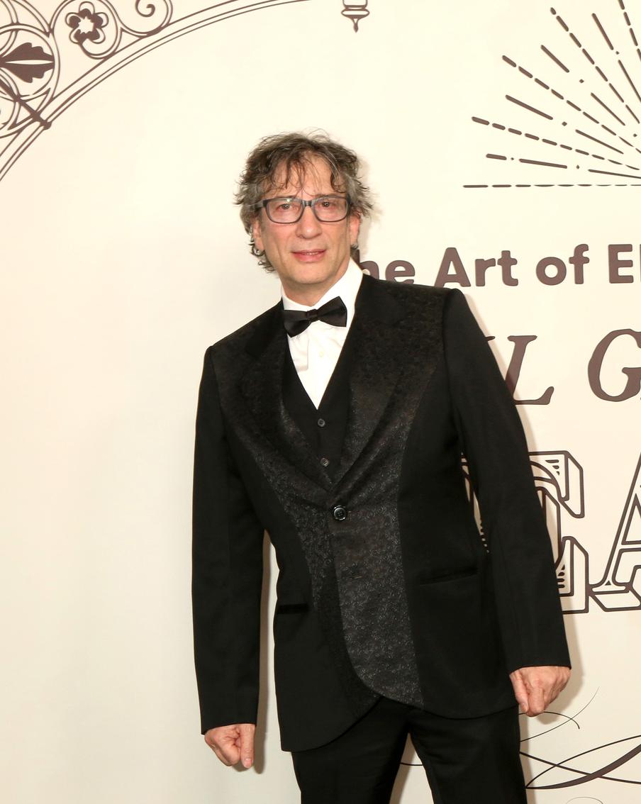 Что известно о сексуальном скандале вокруг писателя Нила Геймана (18+)