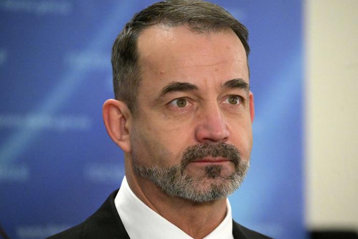 В театре "Ленком Марка Захарова" рассказали, почему убрали фото Дмитрия Певцова со стены