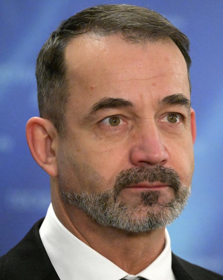 В театре "Ленком Марка Захарова" рассказали, почему убрали фото Дмитрия Певцова со стены