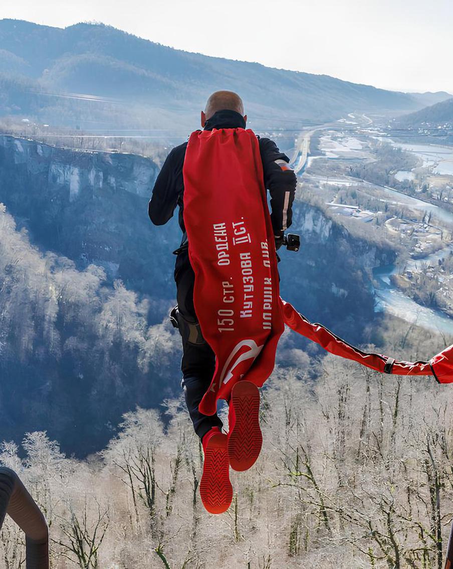 71-летний спортсмен совершил 80 прыжков с высоты 200 метров в честь 80-летия Победы