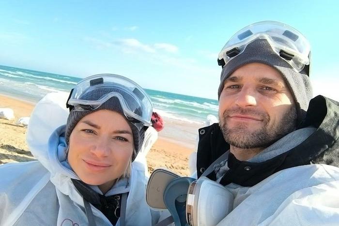 Пермский волонтёр спасал птиц в Анапе – и на пляже с мазутом сделал любимой предложение