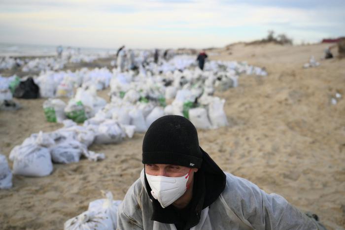 Эксперт рассказал, мог ли погибнуть волонтёр в Анапе от испарений мазута