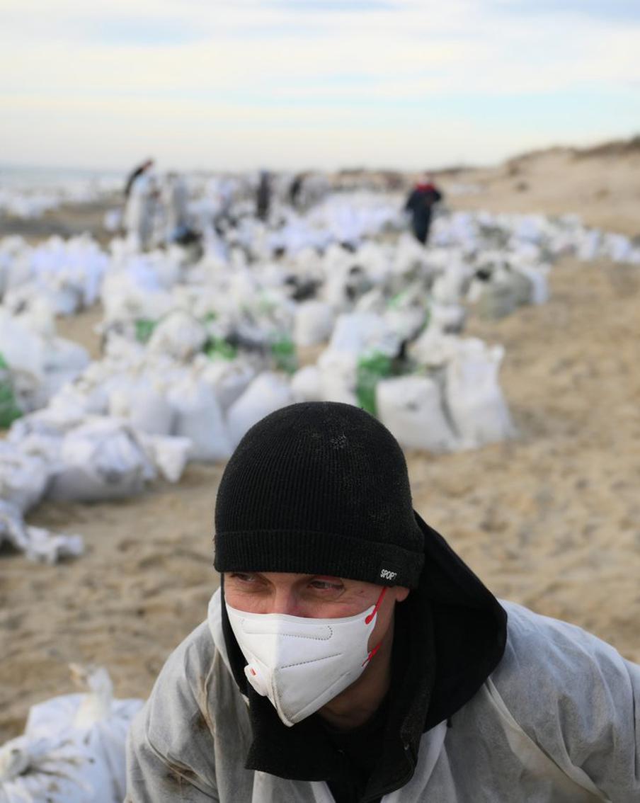 Эксперт рассказал, мог ли погибнуть волонтёр в Анапе от испарений мазута