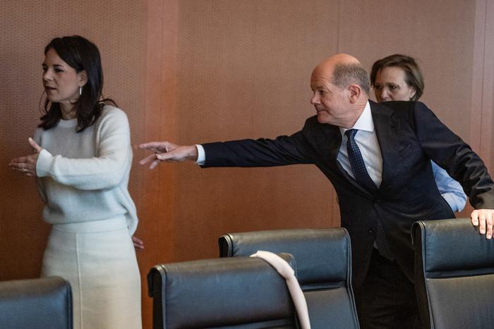 Бербок ушла с совещания после отказа Шольца предоставить помощь Украине