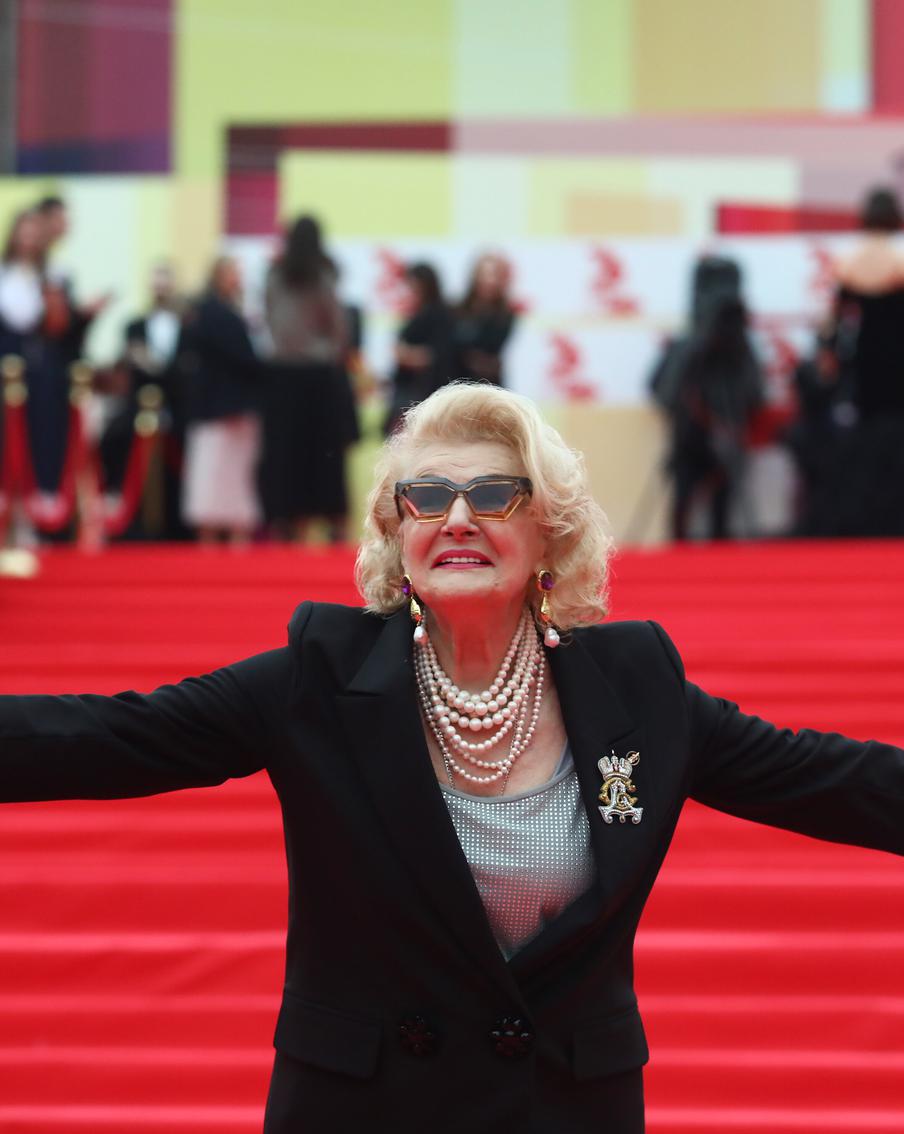 В Москве могли экстренно госпитализировать одну из звёзд советского фильма "Девчата"