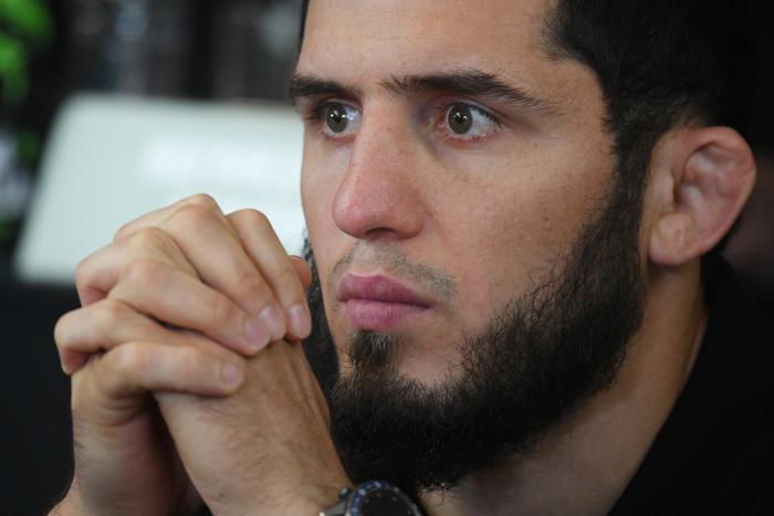 Бразилец Ренато Мойкано и россиянин Ислам Махачёв сойдутся в титульном матче UFC