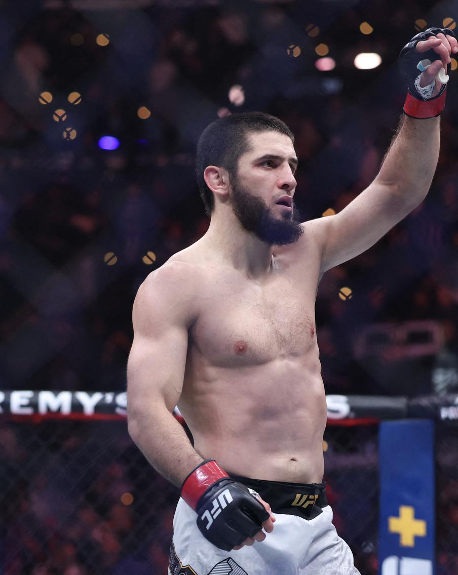 Российский боец Ислам Махачёв одолел своего соперника из Бразилии в поединке за титул чемпиона в лёгком весе