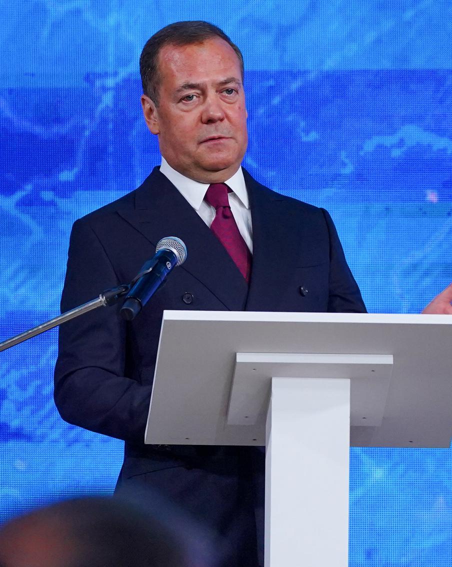 Медведев назвал нормализацию отношений с США в сложившихся реалиях невозможной