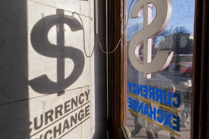 "РБК Инвестиции": Аналитики не нашли предпосылок для резкой девальвации рубля