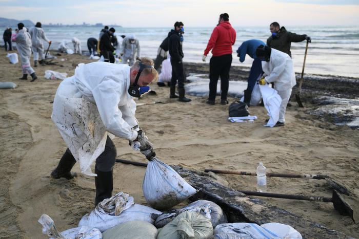 Повторные выбросы мазута произошли больше чем на половине участков пляжей Кубани