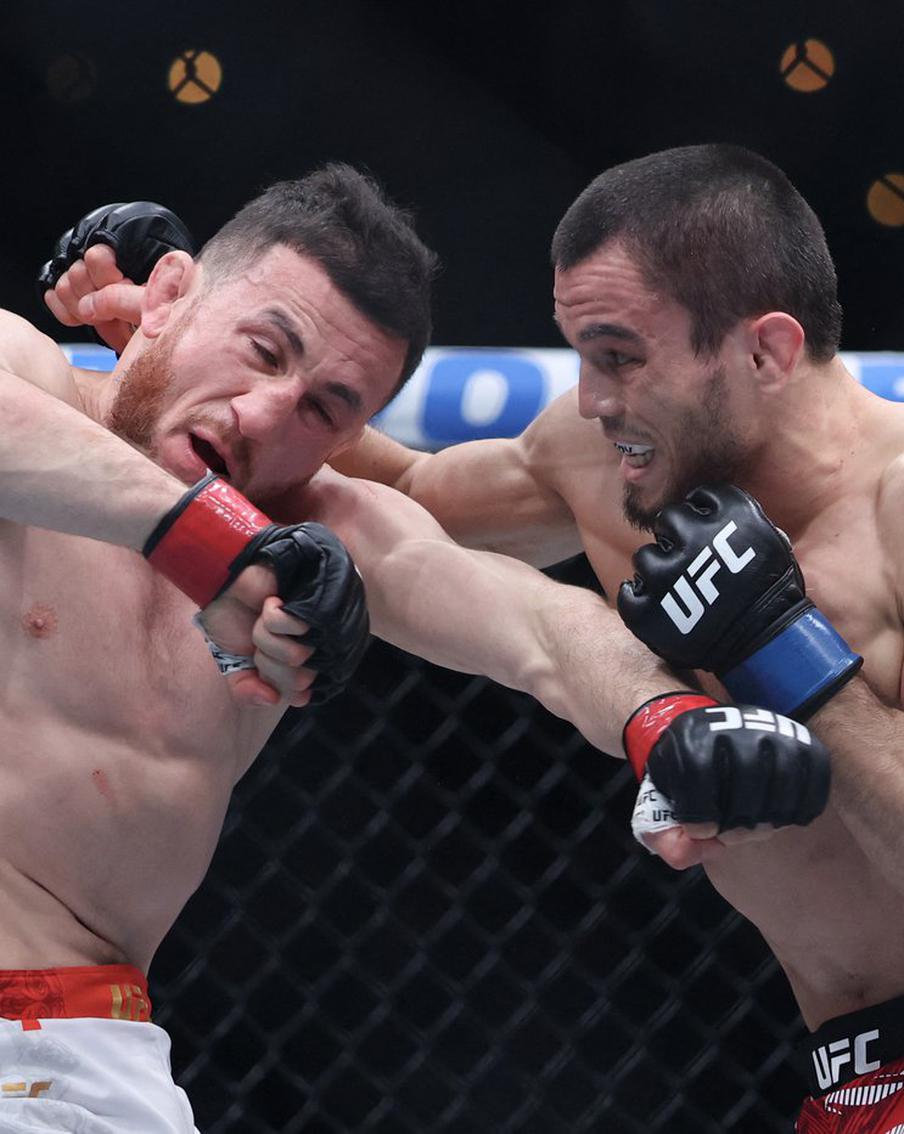 Брат Хабиба потерпел первое поражение в карьере, зато Ислам Махачев легко "задушил" соперника