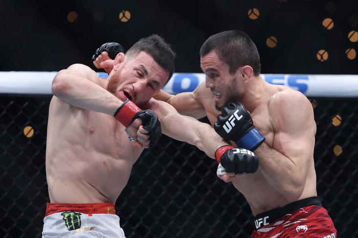 Брат Хабиба потерпел первое поражение в карьере, зато Ислам Махачев легко "задушил" соперника