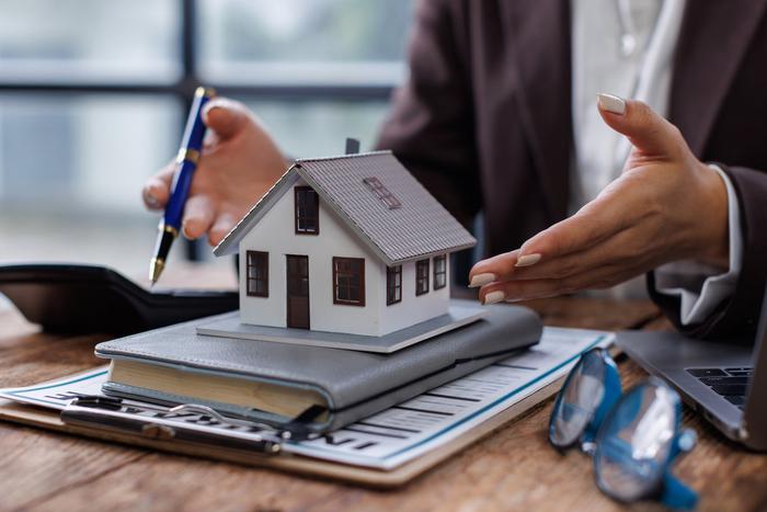 Краудлендинг или недвижимость? Куда инвестировать новичку в 2025-м