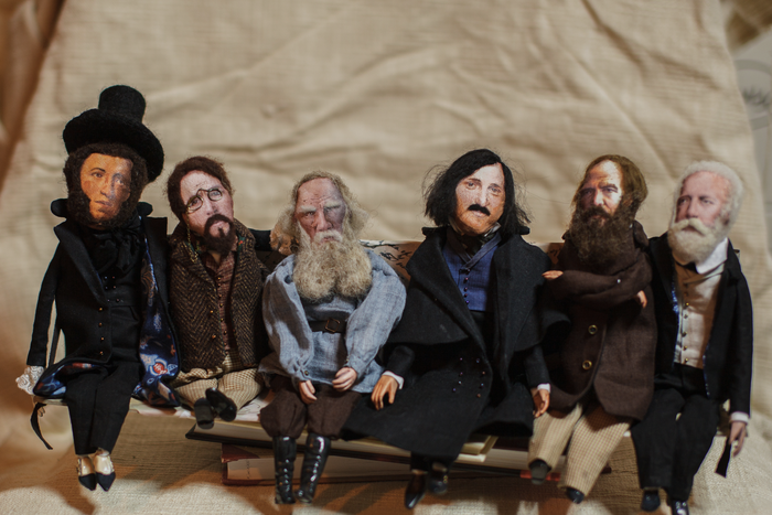 Достоевский похож на непричёсанного рокера, а Толстой расслаблен: москвичка сделала кукол для благотворительной ярмарки