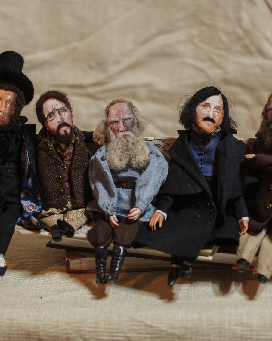 Достоевский похож на непричёсанного рокера, а Толстой расслаблен: москвичка сделала кукол для благотворительной ярмарки