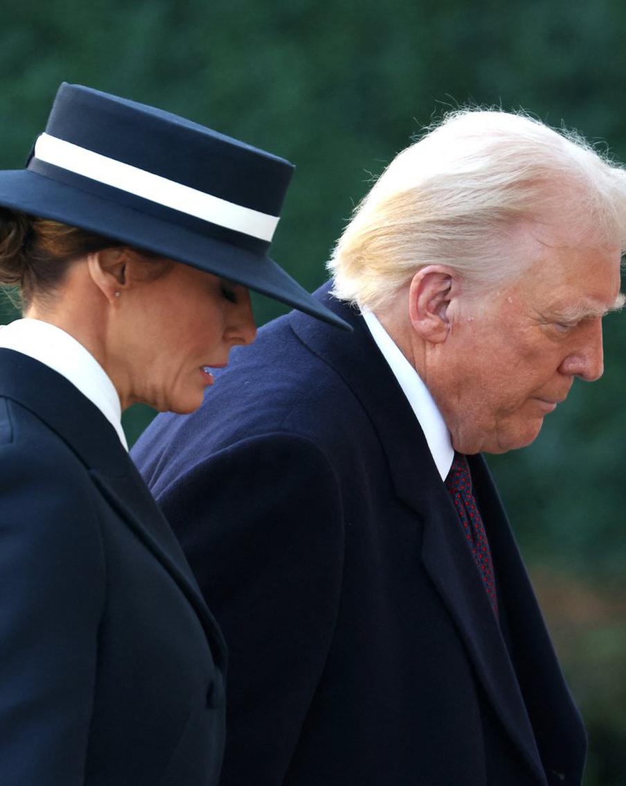 Дональд Трамп вступил на должность президента США и пообещал взяться за "нелегалов" и "трансов"