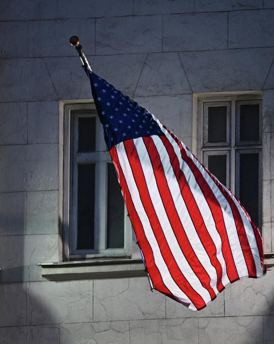 Флаг США над посольством в Москве подняли после указа Трампа
