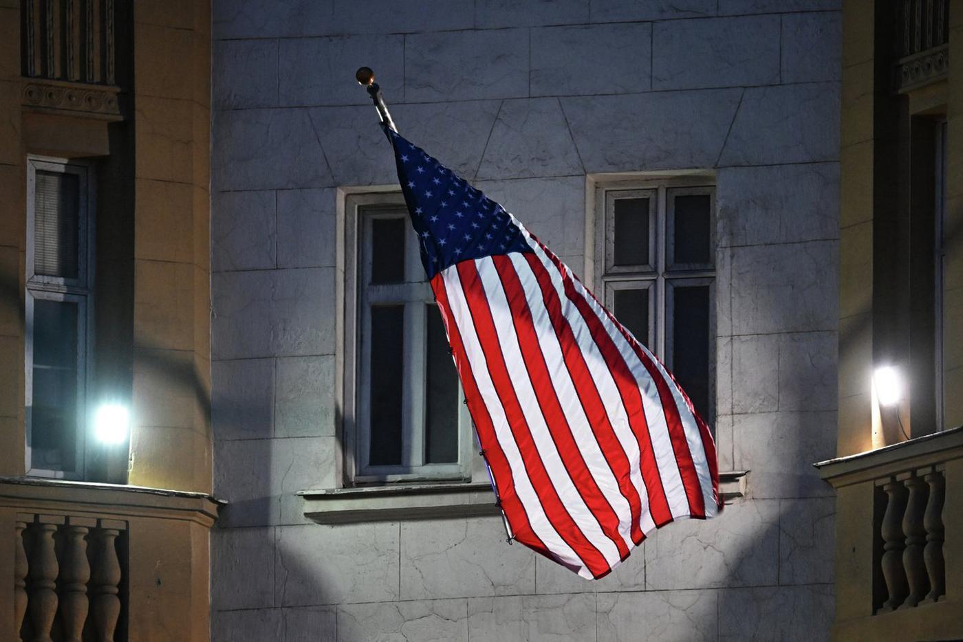 Флаг США над посольством в Москве подняли после указа Трампа