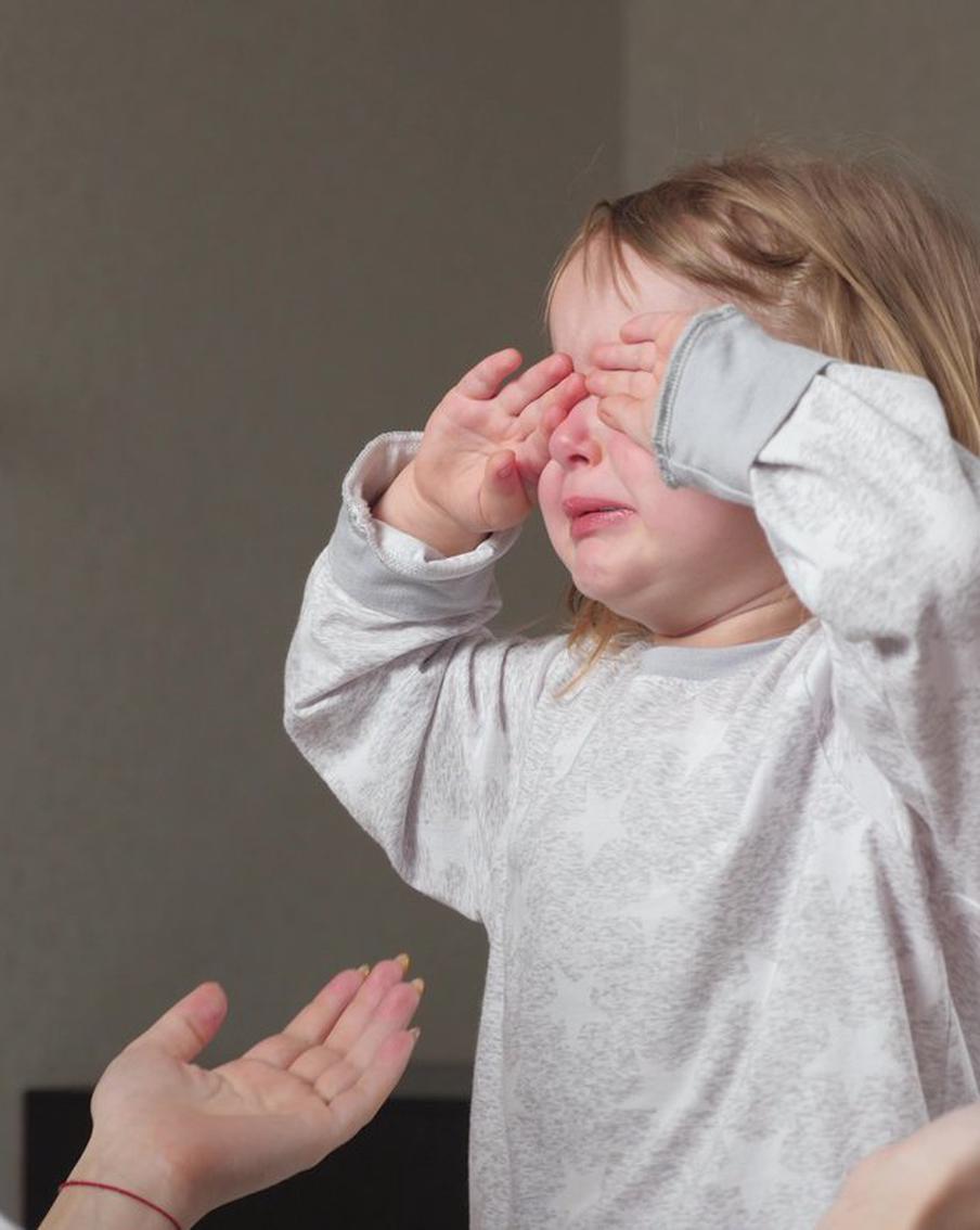 Детские капризы не возникают просто так – это обращение к родителю. Значит, задача взрослого – услышать ребёнка