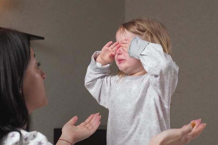 Детские капризы не возникают просто так – это обращение к родителю. Значит, задача взрослого – услышать ребёнка