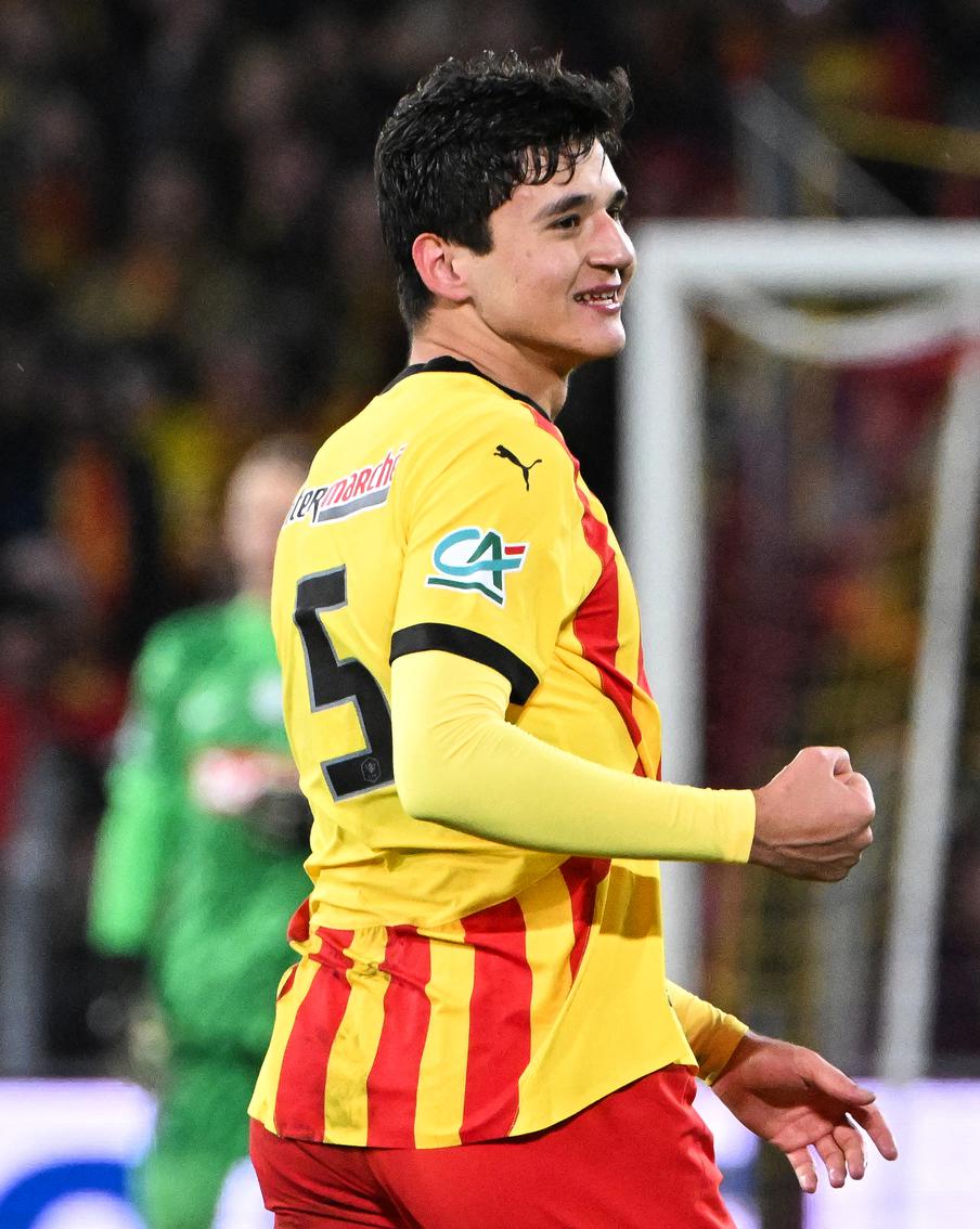 Футболист из Ташкента доигрался до "Сити": портрет Абдукодира Хусанова