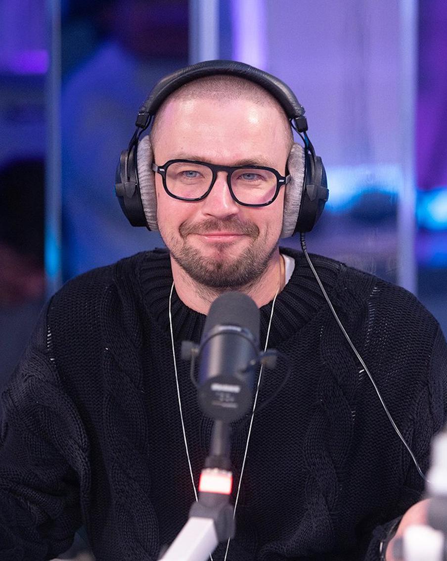 В новой комедии "Василий" Саша Петров сыграл братьев-близнецов