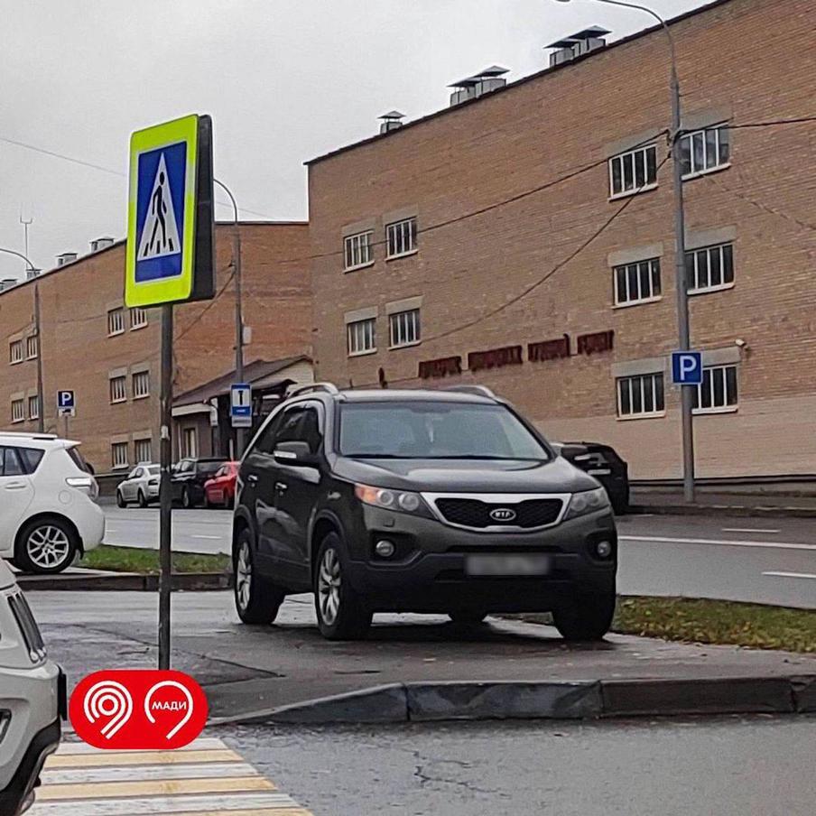 В 2024 году автомобилисты оставляли машины на тротуарах на 40% меньше, чем в 2023