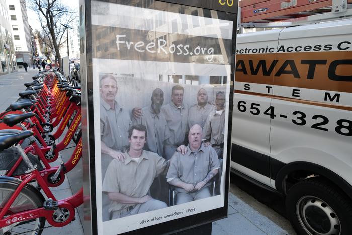 Захватчики Капитолия и владелец анонимной торговой площадки. Каких преступников освободил Трамп в первые дни правления