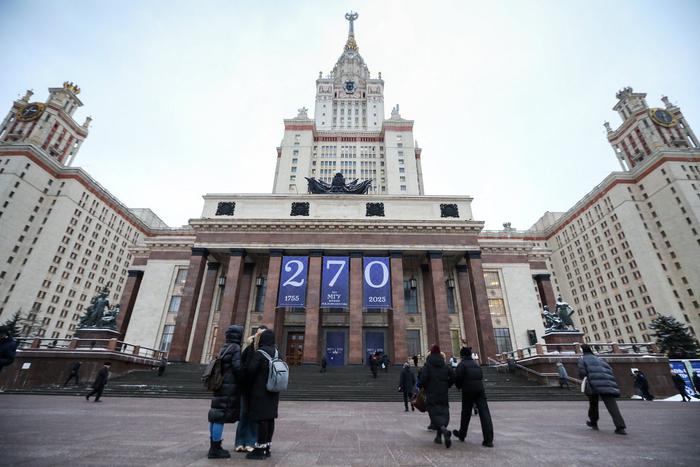 Отмечали сессию в ГУМе и обзывали друзей мамонтами. К юбилею МГУ бывшие студенты вспомнили забавные случаи