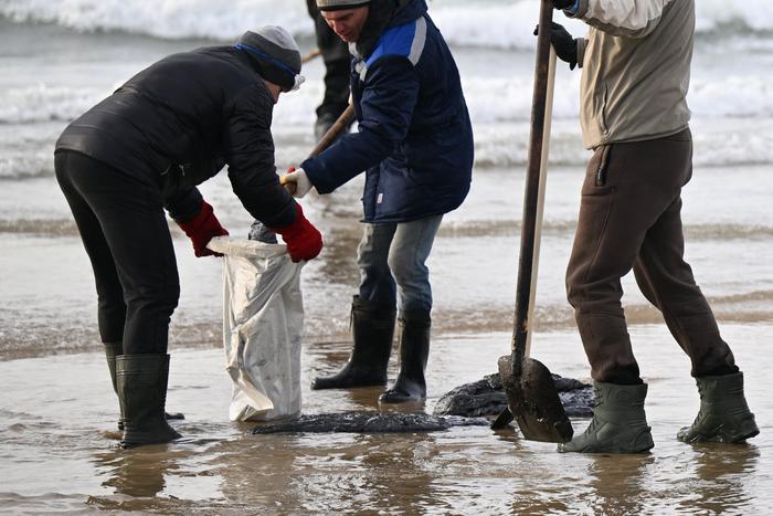 Режим ЧС федерального характера введён в Севастополе из-за разлива мазута в Чёрном море