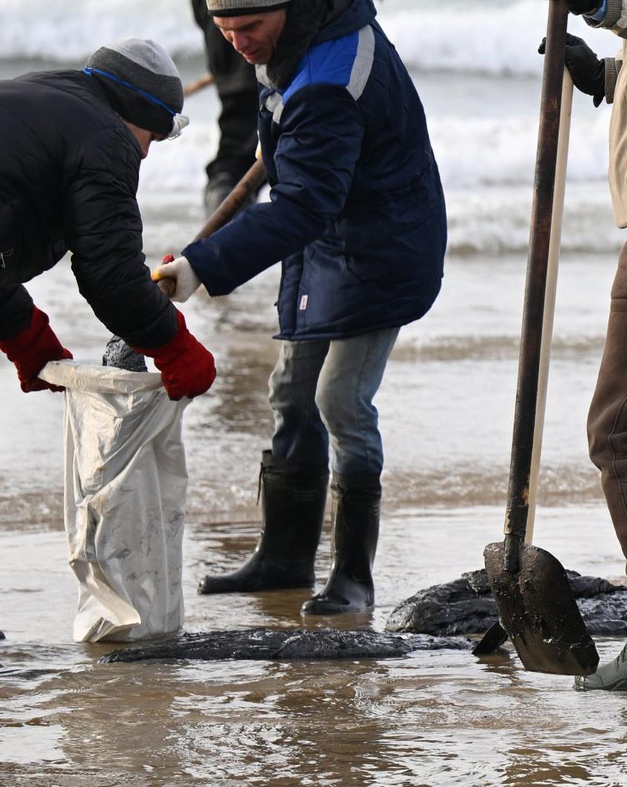 Режим ЧС федерального характера введён в Севастополе из-за разлива мазута в Чёрном море